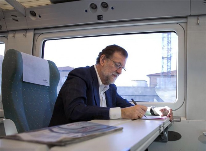 El presidente en funciones del Gobierno, Mariano Rajoy, tomando notas en el tren en el que viaja hacia Zamora, donde participa en un acto del Partido Popular. 