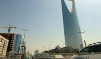 Imagen de una parte de Riad en 2013, con los vehículos circulando junto a un gran rascacielos