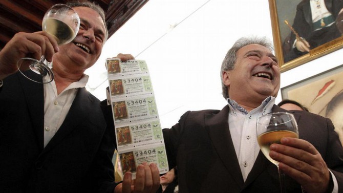 Alfonso Rus, alcalde de Xátiva, a la derecha, celebra que le tocaron 625.000 euros en el sorteo de Navidad del 2011