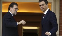 El presidente del Gobierno, Mariano Rajoy recibe el 23 de diciembre de 2015 en el Palacio de La Moncloa, al líder del PSOE, Pedro Sánchez, tras las elecciones generales para sondear los escenarios de gobernabilidad.