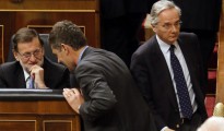 Gómez de la Serna pasa al lado de Rajoy.