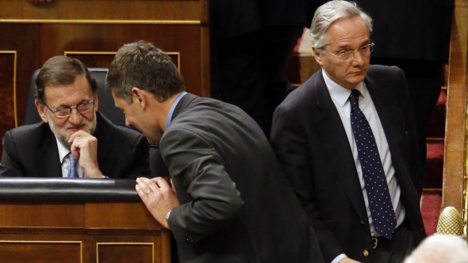 Gómez de la Serna pasa al lado de Rajoy.