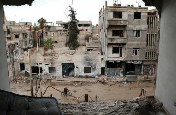 Un edificio destrozado en Arbeen, zona controlada por los rebeldes, en las afueras de Damasco, el 8 de enero de 2016