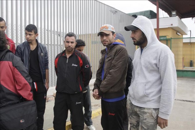 Algunos de los quince sirios que residen en el Centro de Estancia Temporal de Inmigrantes (CETI) de Melilla, ayer. 