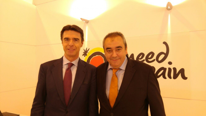 El ministro de Turismo, José Manuel Soria, con el director de AD, Armando Robles, hoy en FITUR.