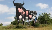 El toro de Osborne, icono de España, repleto de símbolos 'mariconistas'