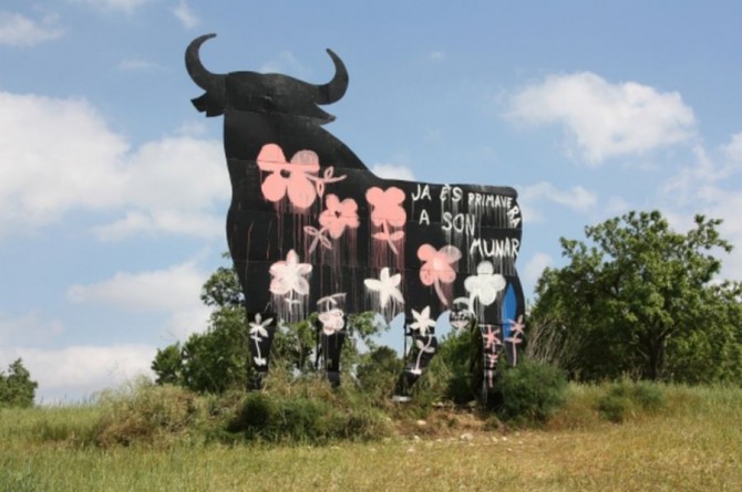 El toro de Osborne, icono de España, repleto de símbolos 'mariconistas'