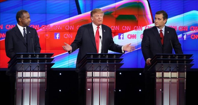 Los candidatos republicanos a la Presidencia de los Estados Unidos (i-d) Ben Carson, Donald Trump, Ted Cruz, en el segundo debate televisado en The Venetian Las Vegas en Las Vegas, Nevada (EE.UU.), celebrado el 15 de diciembre de 2015. 