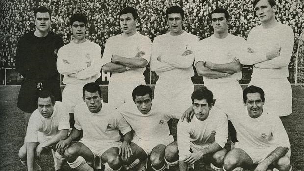 Manolo Velázquez, agachado, el segundo por la derecha