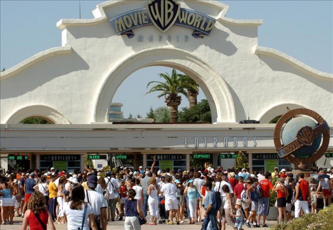 Numerosos visitantes esperan para entrar en el parque temático Warner en San Martín de la Vega.