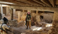 Yihadistas del Estado Islámico en las ruinas del antiguo monasterio de Mar Elián, en Qariatain, Siria.