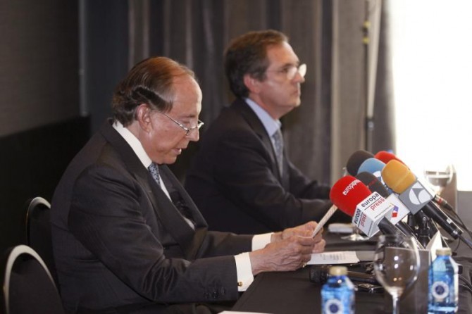 El patriarca de Nueva Rumasa, José María Ruiz-Mateos (i), durante una rueda de prensa junto a su abogado, Joaquín Yvancos, en Pozuelo de Alarcón (Madrid).