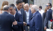 El ex secretario general del PSOE, Pedro Sánchez, saluda al expresidente del PNV, Xabier Arzalluz, en presencia del portavoz del Gobierno Vasco, Josu Erkoreka