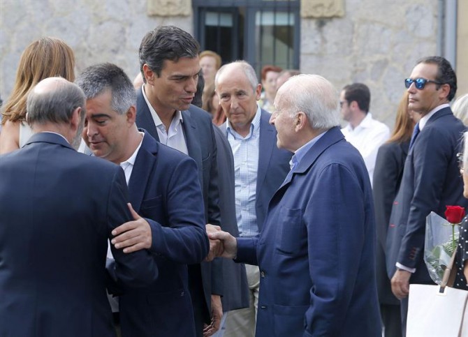 El secretario general del PSOE, Pedro Sánchez, saluda al expresidente del PNV, Xabier Arzalluz, en presencia del portavoz del Gobierno Vasco, Josu Erkoreka