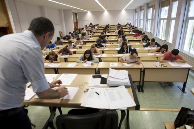 En la imagen, una clase durante un examen.