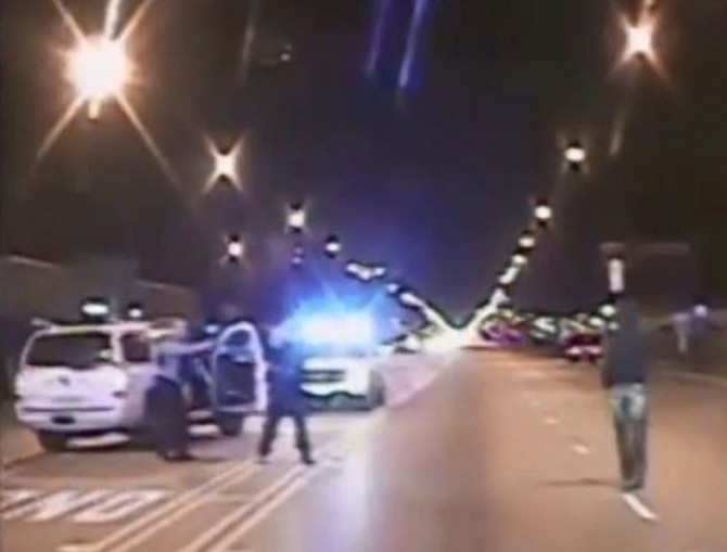 Captura de pantalla de un video divulgado por la Policía el 24 de noviembre de 2015, donde se ve al adolescente negro Laquan McDonald (der) segundos antes de ser asesinado por el agente Jason Van Dyke, el 24 de octubre de 2014, en Chicago