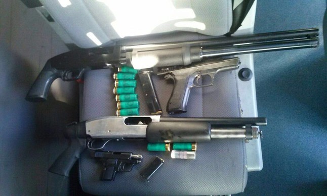 Las armas halladas por la policía en el vehículo que han interceptado en la Jonquera este sábado.