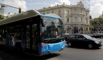 Un autobús de la EMT pasa por el centro de Madrid.