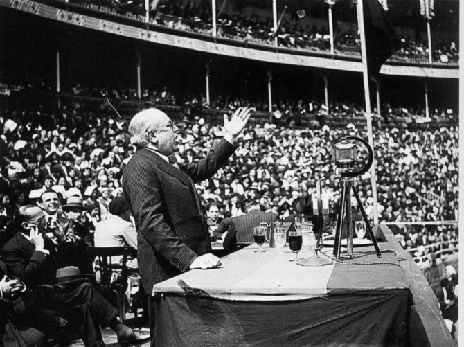 Azaña dando un mítin