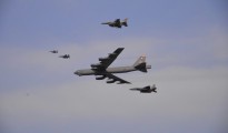 Un bombardero B-52 de la Fuerza Aérea de EEUU escoltado por cazas F-16 sobrevuelan una base militar en Corea del Sur el 10 de enero de 2016