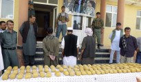 Un grupo de agentes de policía muestra los 75 kilos de opio incautados a tres presuntos traficantes durante una operación antidroga en Baghlan (Afganistán).