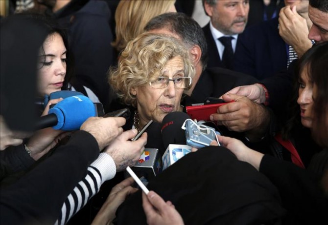 Manuela Carmena atendiendo a los periodistas.