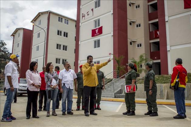 El presidente venezolano, Nicolás Maduro, participa en la entrega de un lote de viviendas en un barrio popular del sector de Caricuao, en Caracas (Venezuela). 