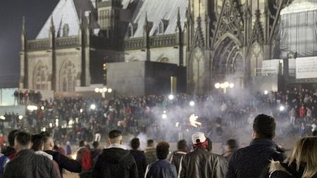 Una multitud en los alrededores de la catedral y la estación de tren en Colonia (Alemania) el pasado 31 de diciembre