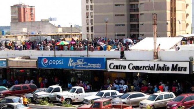 La desesperación de los venezolanos es tan grande que algunos hasta hacen fila en el techo de los supermercados para poder adquirir productos de la canasta básica 