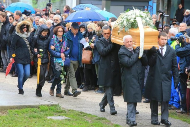 Familiares y amigos acompañan al féretro con los restos del joven italiano Giulio Regeni durante su funeral en Fiumicello, Italia