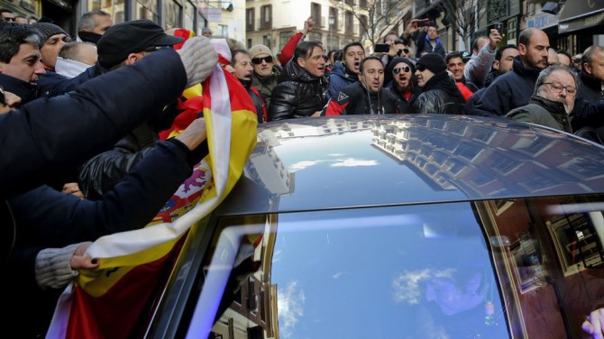 Unos 300 policías municipales acorralan al concejal de Seguridad durante una protesta