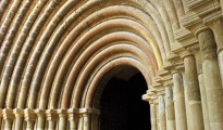 Fachada románica del Real Monasterio de Santa María de Sijena, uno de los monumentos más importantes del patrimonio histórico y artístico aragonés.