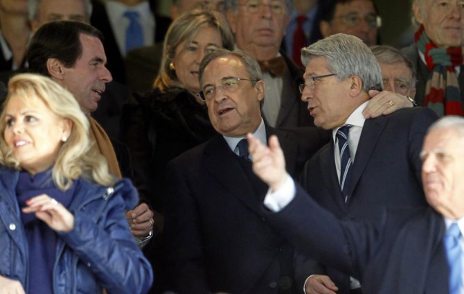 Florentino Pérez, con Cerezo y Aznar en el palco del Bernabéu