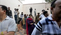 Periodistas y curiosos esperan en el exterior de un tribunal de Calcuta, para conocer la sentecia contra un grupo de hombres que ha sido juzgado por la violación y muerte de una joven.