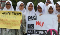 Jóvenes indonesias de religión musulmana le dijeron "NO" a los festejos mundiales por San Valentín.
