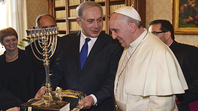 El Papa Francisco recibe sonriente de Netanyahu libro sobre la Inquisición española