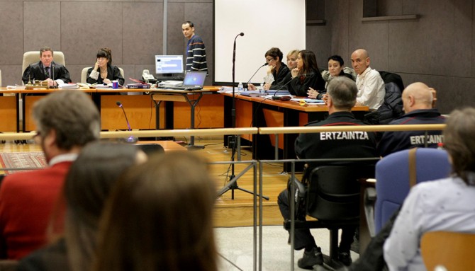 Sala de vistas en la Audiencia de Vizcaya con Jon Ezkurdia y su abogada, a la derecha.