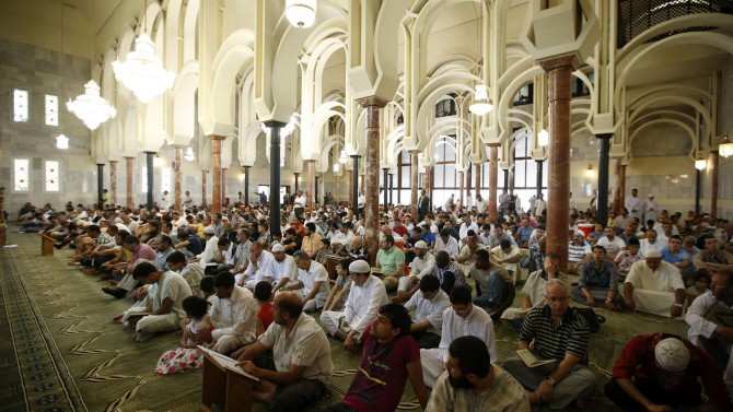 Un grupo de musulmanes reza en la Mezquita de la M-30 de Madrid