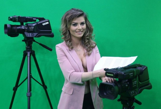 La presentadora Greta Hoxhaj, de 24 años, posa antes de presentar las noticias en la cadena Zjarr TV, el 14 de enero de 2016 en Tirana