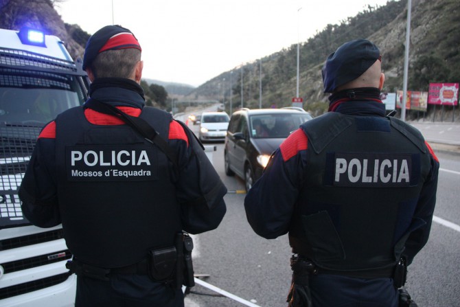 Dos agentes de los Mossos.