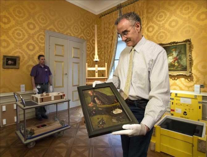 Un trabajador del museo Noordbrabants muestra el cuadro "La tentación de San Antonio", hoy en el museo en Den Bosch (Holanda).