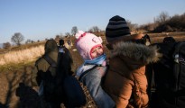 Un niño llora mientras inmigrantes y refugiados caminan cerca de la localidad serbia de Miratovac, tras cruzar desde Macedonia, el 30 de enero de 2016