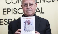 El presidente de la Conferencia Episcopal Española (CEE), Ricardo Blázquez, muestra un ejemplar de la encíclica "Laudato si" del papa Francisco.