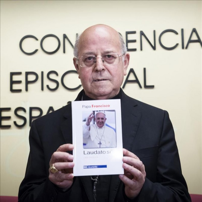 El presidente de la Conferencia Episcopal Española (CEE), Ricardo Blázquez, muestra un ejemplar de la encíclica "Laudato si" del papa Francisco. 