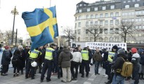 La policía de Estocolmo habla con los participantes de un movimiento autodenominado La Manifestación Popular, durante una protesta en la plaza Norrmalmstorg de la capital sueca, el 30 de enero de 2016