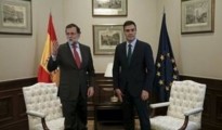 En la foto, el presidente de Gobierno en funciones Mariano Rajoy (i) y el líder del PSOE, Pedro Sánchez, al comienzo de su reunión en el Congreso de los Diputados en Madrid el 12 de febrero de 2016.