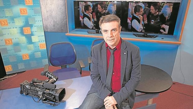 Enrique Riobóo, en el plató de Canal 33 desde el que Pablo Iglesias hacía «La Tuerka»