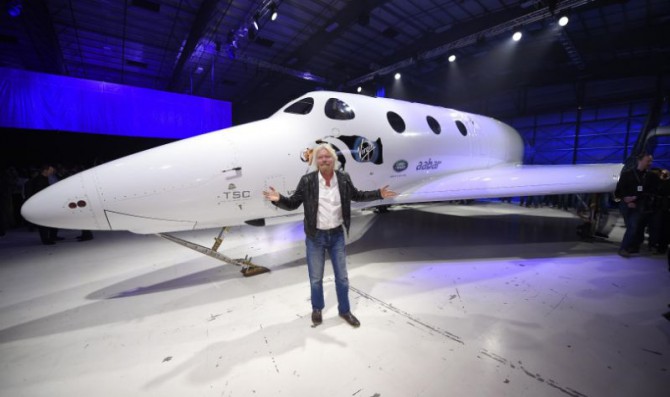 Sir Richard Branson posa frente al cohete de turismo espacial SpaceShipTwo de Virgin Galactic, después de que fue presentado, el viernes 19 de febrero de 2016, en Mojave, California. La compañía se está preparando para reanudar pruebas de vuelo por pimera vez desde un accidente ocurrido en 2014 que destruyó el cohete original y mató a uno de sus dos pilotos. 