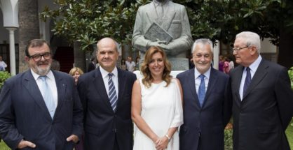 La presidenta andaluza, Susana Díaz (c), posa junto a los expresidentes andaluces, José Rodríguez de la Borbolla (i), Manuel Chaves (2i), José Antonio Griñán (2d), y Rafael Escuredo (d). (EFE) La presidenta andaluza, Susana Díaz (c), posa junto a los expresidentes andaluces, José Rodríguez de la Borbolla (i), Manuel Chaves (2i), José Antonio Griñán (2d), y Rafael Escuredo (d). Detrás, la estatua de Blas Infante.