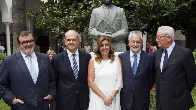 La presidenta andaluza, Susana Díaz (c), posa junto a los expresidentes andaluces, José Rodríguez de la Borbolla (i), Manuel Chaves (2i), José Antonio Griñán (2d), y Rafael Escuredo (d). (EFE) La presidenta andaluza, Susana Díaz (c), posa junto a los expresidentes andaluces, José Rodríguez de la Borbolla (i), Manuel Chaves (2i), José Antonio Griñán (2d), y Rafael Escuredo (d). Detrás, la estatua de Blas Infante.
